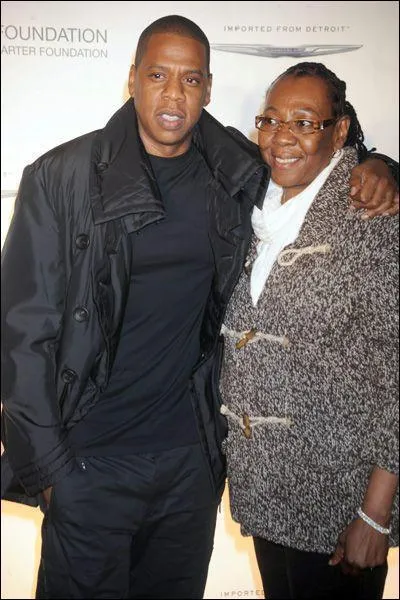 Comment s'appelle la mère de Jay-Z ?