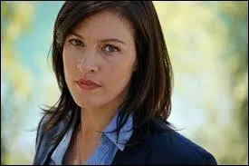 Qui est-elle, quelle est sa fonction à la SR et par qui se fait-elle tuer ?