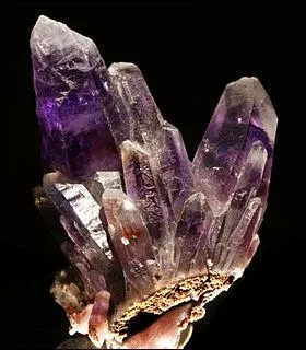 La belle pierre ci-contre est en fait une variété de quartz violet. Méconnue avant le XXe siècle, elle est maintenant utilisée en joaillerie :