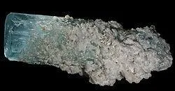 Ce minéral presque transparent est d'un bleu très clair, c'est :