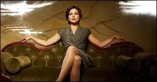 Qui s'est fait passer pour la sauveuse auprès d'Arthur pour protéger Emma ?