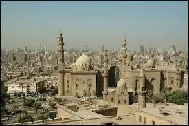 C'est la plus grande ville du Moyen-Orient. Sous l'Empire ottoman, elle laissera sa place de capitale à Istanbul, avant de le redevenir en 1922. Dans quelle ville devrez-vous donc aller pour trouver la mosquée Al-Azhar ?