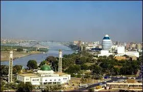 Le nom de cette ville vient de l'arabe "الخرطوم", qu'on peut traduire par "trompe d'éléphant". Quel est donc le nom de cette ville fondée vers 1823 par Méhémet Ali ?