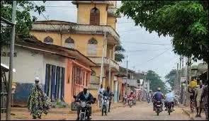Une légende raconte que la ville a été fondée par trois chasseurs yoruba venus du Nigeria... Impossible de vérifier. Comment s'appelle cette ville où l'on parle le gun et le yoruba ?