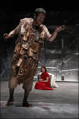 Il tua son propre père et épousa sa mère. Après les révélations du devin Tirésias, il devina la vérité et se creva les yeux, puis erra comme un mendiant. Qui est-il ?