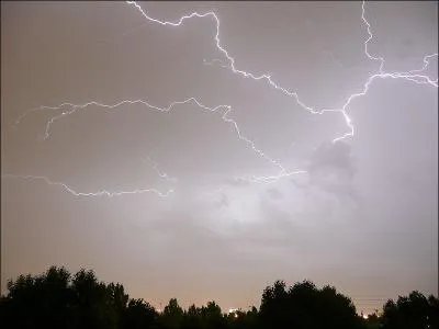 Sur Jupiter, un éclair est...