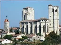 Voici la collégiale Saint-Pierre, à La Romieu. Commune Gersoise, elle se situe en région ...