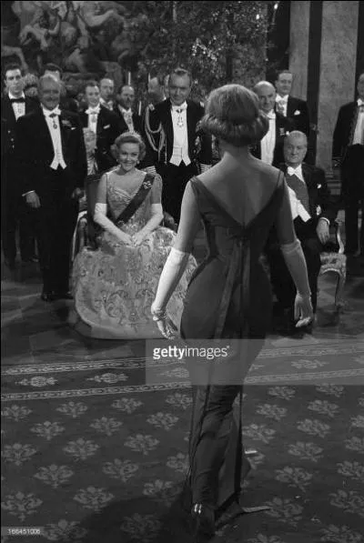 Quelle célèbre actrice Salvatore Adamo cite-t-il dans sa chanson "Les amours de journaux" ?