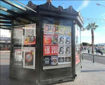 Quel journal Édith Piaf ne cite-t-elle pas dans sa chanson "Kiosque à journaux" ?