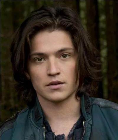 C'était Finn Collins, il a été poignardé par Clarke Griffin pour lui éviter des actes de tortures abominables par le clan des Grounders. Comment s'appelle cette série ?