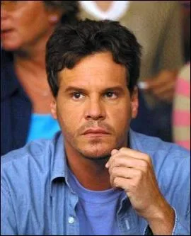 Il se nommait Keith Scott, il allait bientôt épouser Karen Roe. Il est tué lâchement par son frère, Dan Scott, car il pensait que c'était lui qui avait essayé de le tuer en brûlant sa concession. Comment s'appelle cette série ?