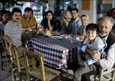 Qu'est-ce que Hüseyin a acheté et qu'il annonce à sa famille ?