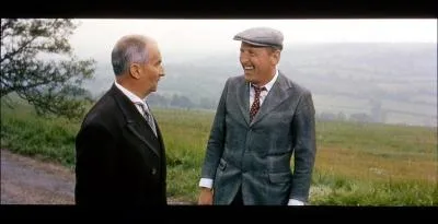 Mais dites donc, dites donc, ça fait deux fois que vous me faites ça ... vous m'avez déjà pris mes chaussures, maintenant mon vélo !