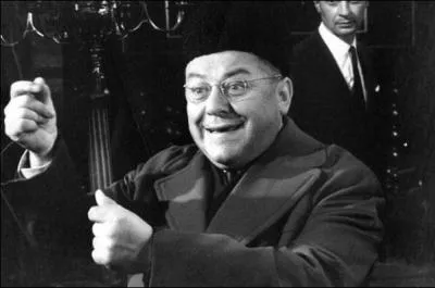 Devinez ce que je viens de trouver dans un placard à balais ? - Une femme de ménage ... - Quoi, c'est logique ? - Ben oui, à partir du moment où le valet de chambre est dans le piano, oui !