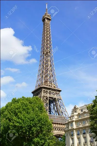 Paris ! La tour Eiffel se détache du fond qui est...