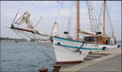 Encore un ketch aurique ancien (1954) fabriqué dans la région de son port d'attache. Ouvrez les "YE" et que voyez-vous ?