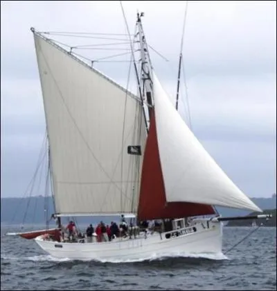 Voici la "Biche" (1933), un dundee thonier remis à neuf dernièrement. Il est immatriculé à "LS" , c'est-à-dire...