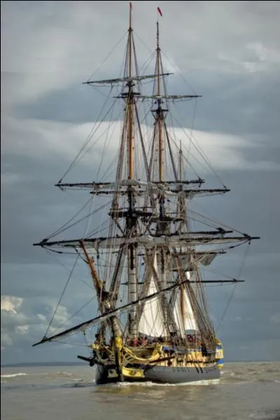 Voici un célèbre bateau à voiles. Je vous demande son nom et son immatriculation, s'il vous plaît !