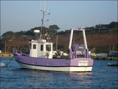 Que ce bateau s'appelle "Kocéliand" et qu'il soit immatriculé "CM" , cela ne vous dira pas grand-chose... Mais si je vous dis que cette ville est citée dans une chanson paillarde où il est question d'un curé, voyez-vous mieux ?