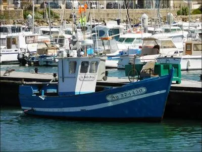 Puissent les marins faire de belles prises sur "La Belle Brise" ! Où sommes-nous, à "AY" ?
