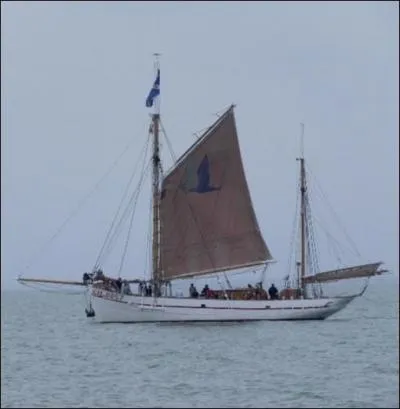 Construit selon les plans d'un ancien harenguier, voici le "Notre-Dame des Flots" (SN 0057), un ketch aurique de 1942. D'où vient-il ?
