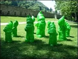 A qui attribue-t-on couramment l'appellation de "petits hommes verts" ?