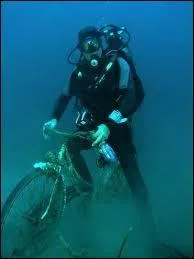 Doté de tout l'équipement complet pour pratiquer la plongée sous-marine, je vous présente ce que l'on nomme communément un ...