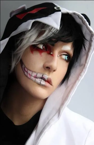 Il est celui qui a élevé Kuroshi pour sa survie. Il a une double-personnalité qui se déclenche à la vision d'une carte particulière, qui est-ce ? [ 2 réponses ]