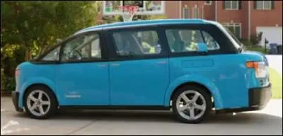 Dans quel film voit-on cette étrange voiture albanaise ?