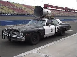 Comment appelle-t-on la voiture des Blues Brothers ?