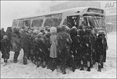 Bon, notre dame est rentrée chez elle. Le lendemain matin elle part travailler en autobus dans la poudrerie et réussit à prendre l'autobus sans se douter de ce qui arrivera dans la journée. Avant que midi n'arrive, le ciel et le vent tombent sur la tête des Montréalais. À combien souffle ce vent ? (ma question chiffre)