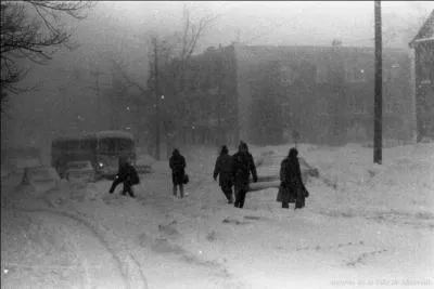 Revenons à notre dame prise dans l'autobus. Qu'a-t-elle dû faire comme quelques autres personnes en cette soirée du 4 mars ?