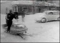 Montréal est une île, les ponts sont fermés, les aéroports aussi. Il est tombé 50 cm de neige en moins de 24 heures. La ville est en état d'urgence maximum ! À qui la police et les ambulanciers demandent-ils de l'aide ?