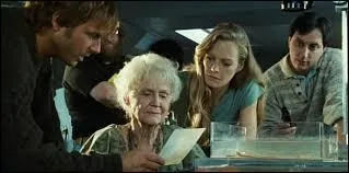 Quelle vieille dame affirme figurer sur la photo découverte par Brock ?