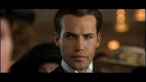 En 1912, Rose a embarqué à bord du Titanic avec sa mère, des domestiques et son fiancé. Quel est le nom de son fiancé ?