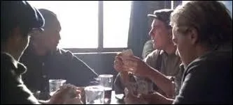 Au cours de la partie de poker, quel personnage remporte un billet pour embarquer à bord du Titanic avec Jack ?