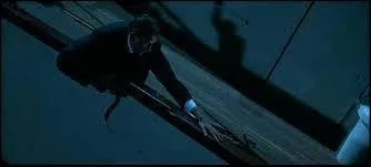 Le lendemain, Jack emmène Rose en troisième classe. Qui espionne les jeunes amis, ce jour-là ?