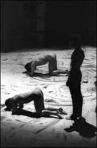 Paolo Pasolini, artiste maudit italien, meurt assassiné. Il est le réalisateur du film perturbant "Les 120 Journées de Sodome" plus connu sous le titre original :