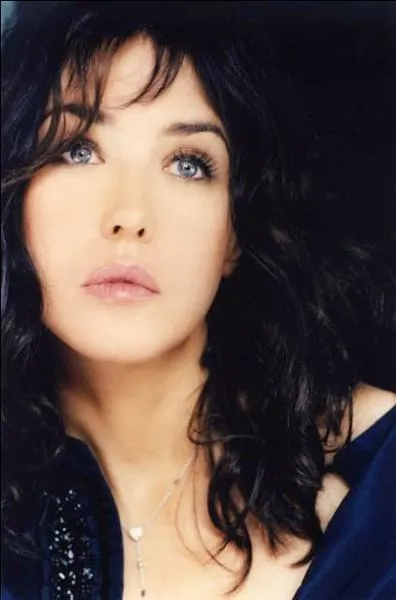 Dans la chanson de Serge Gainsbourg interprétée par Isabelle Adjani, de quelle couleur est le pull au fond de la piscine ?