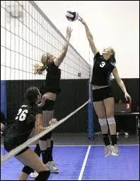Au volley-ball, de combien de touchers de balles au maximum dispose-t-on avant que le ballon ne franchisse le filet ?