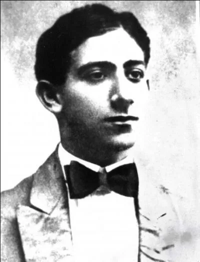 Comment &eacute;tait surnomm&eacute; le c&eacute;l&egrave;bre escroc d'origine polonaise Serge Alexandre Stavisky ?