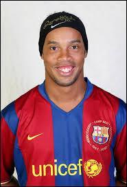 Voici Ronaldinho. Connaissez-vous son nom ?