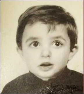 Avec Karine Ferri, il anime l'émission à succès "The Voice". Il se nomme :