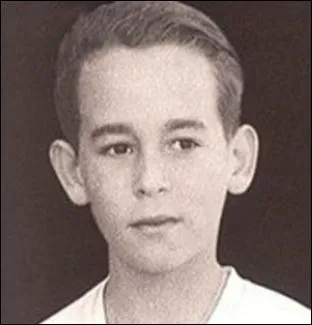 Il présente "Salut les Terriens ! " depuis 2006 sur Canal+. Pas de doute, il s'agit de...