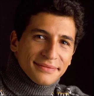 À midi, chaque candidat veut prendre sa place. Avez-vous deviné de qui il s'agit ?