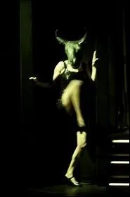 Qui est cette jeune prêtresse que Zeus transforma en génisse pour la soustraire à la jalousie d'Héra ?