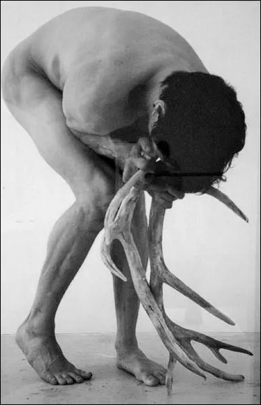 Artémis, surprise et outrée de paraître nue devant un homme, le changea en cerf pour être ensuite dévoré par ses propres chiens. Qui était ce malheureux ?