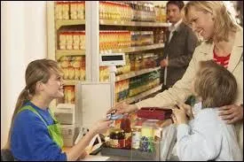 Avec quelle machine la caissière calcule-t-elle le prix des produits qu'on achète ?