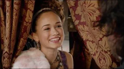 Lors de son arrivée que fait la princesse Claude pour que le garde lui donne à boire ?