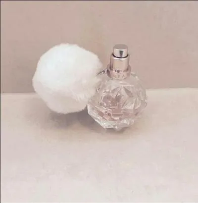 Comment s'appelle sa toute première "fragrance" lancée en 2015 ?